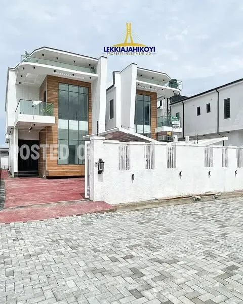 5 bedroom fully detached house with en-suite bedrooms.