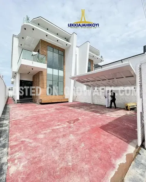 5 bedroom fully detached house with en-suite bedrooms.