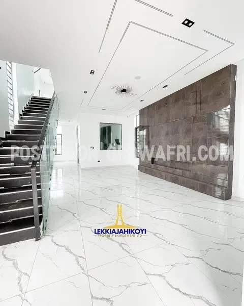 5 bedroom fully detached house with en-suite bedrooms.