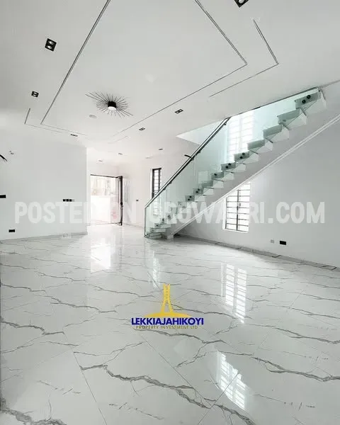 5 bedroom fully detached house with en-suite bedrooms.