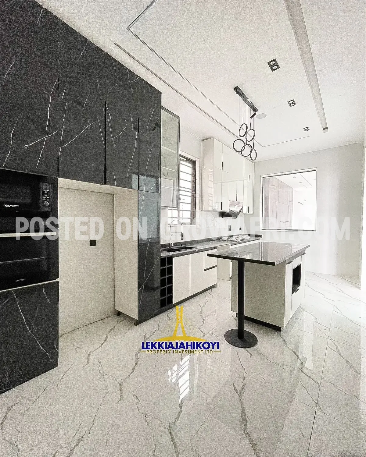 5 bedroom fully detached house with en-suite bedrooms.