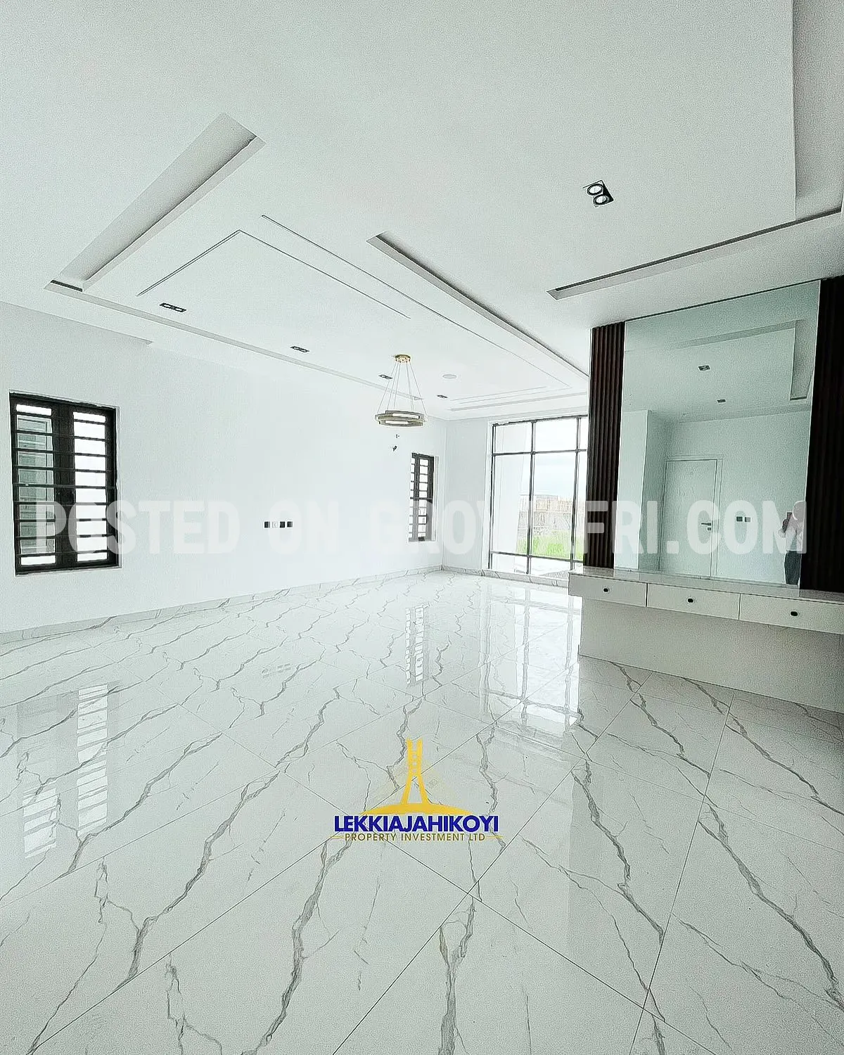 5 bedroom fully detached house with en-suite bedrooms.