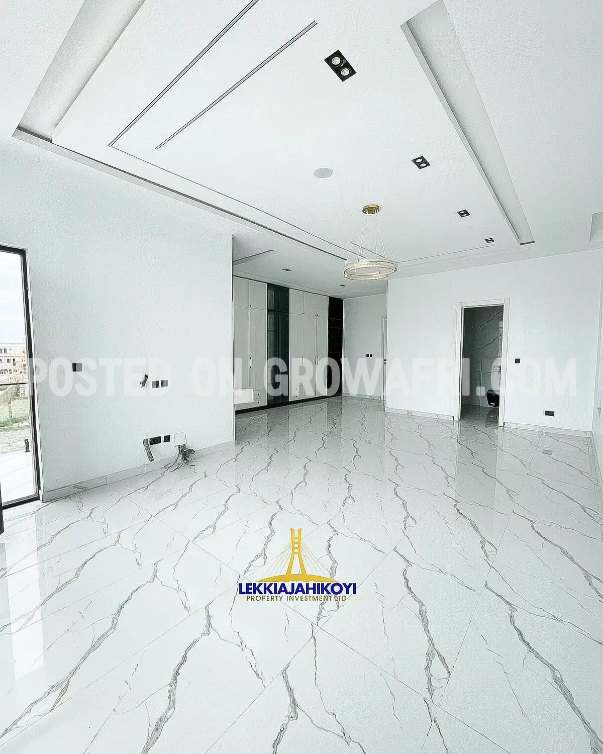 5 bedroom fully detached house with en-suite bedrooms.