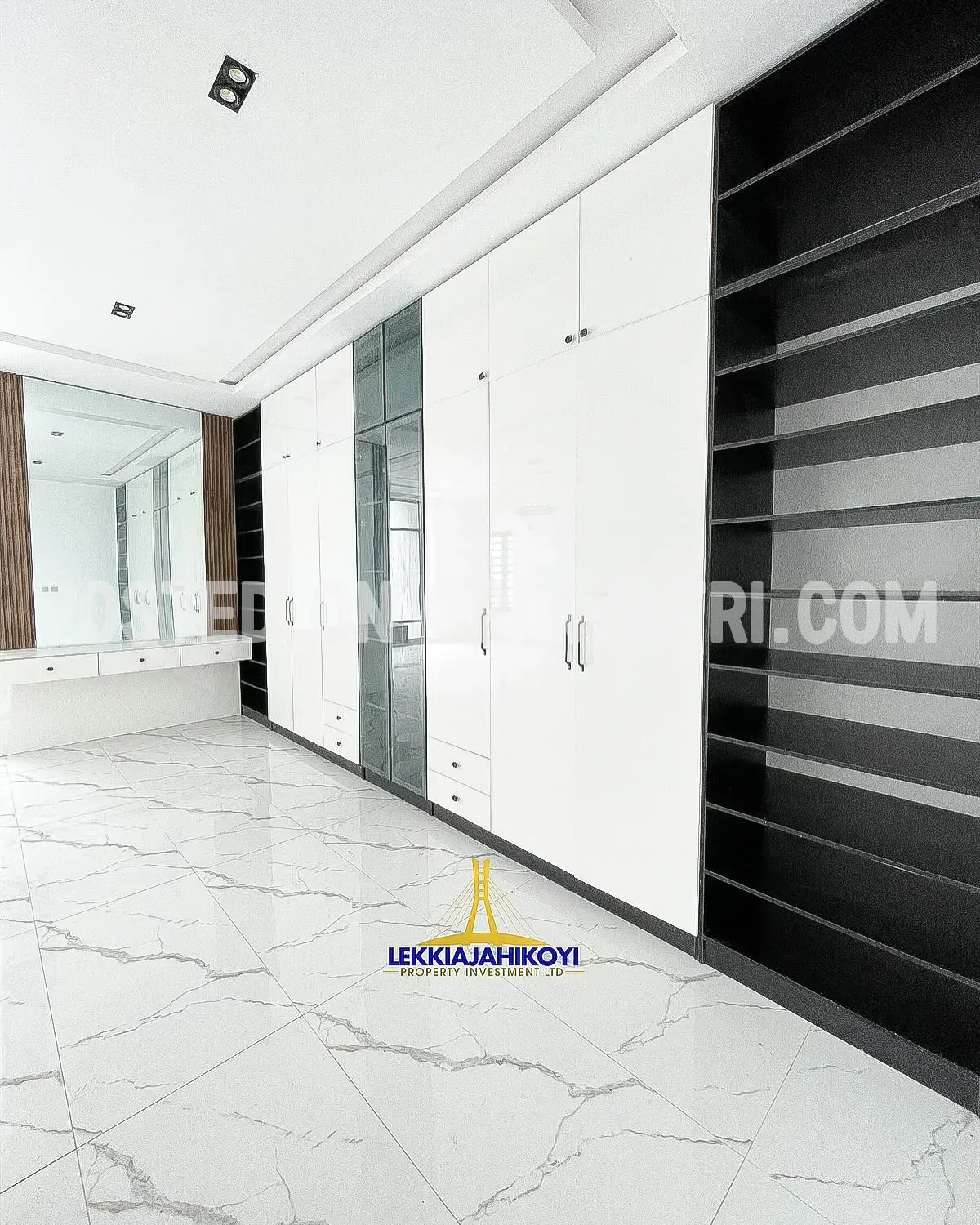 5 bedroom fully detached house with en-suite bedrooms.