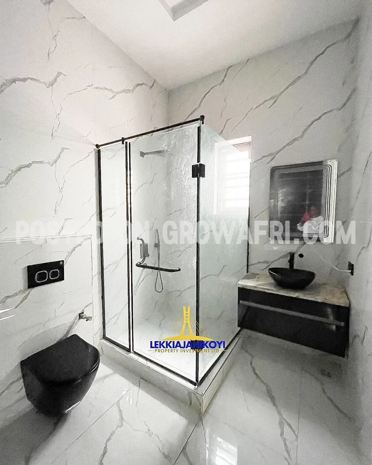 5 bedroom fully detached house with en-suite bedrooms.