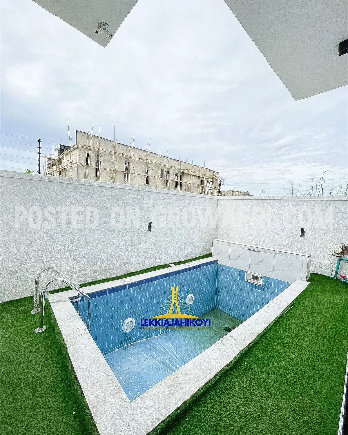 5 bedroom fully detached house with en-suite bedrooms.