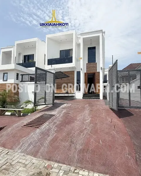Furnished 5 bedroom fully detached house with en-suite bedrooms.