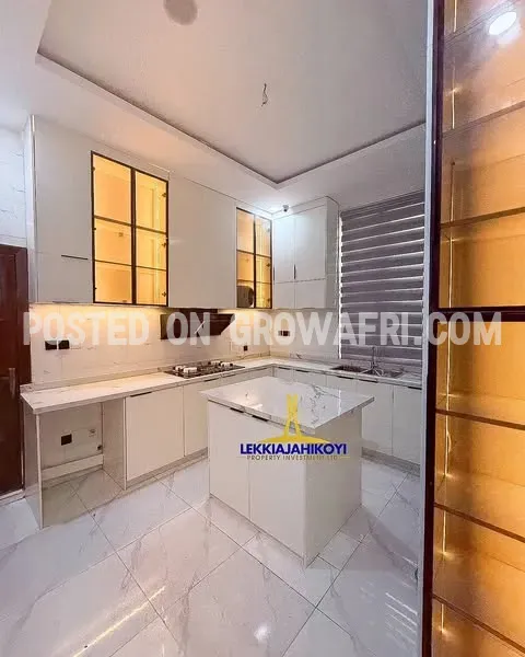 Furnished 5 bedroom fully detached house with en-suite bedrooms.