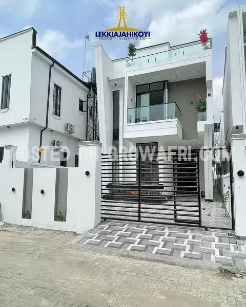 Modern 5 bedroom fully detached house with en-suite bedrooms