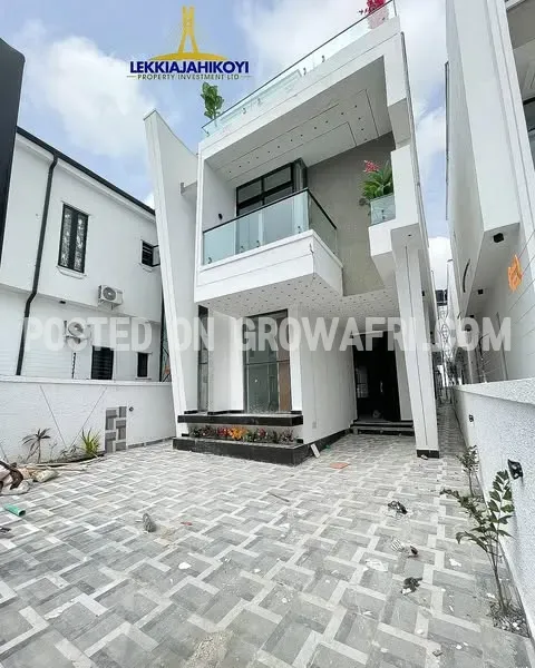 Modern 5 bedroom fully detached house with en-suite bedrooms