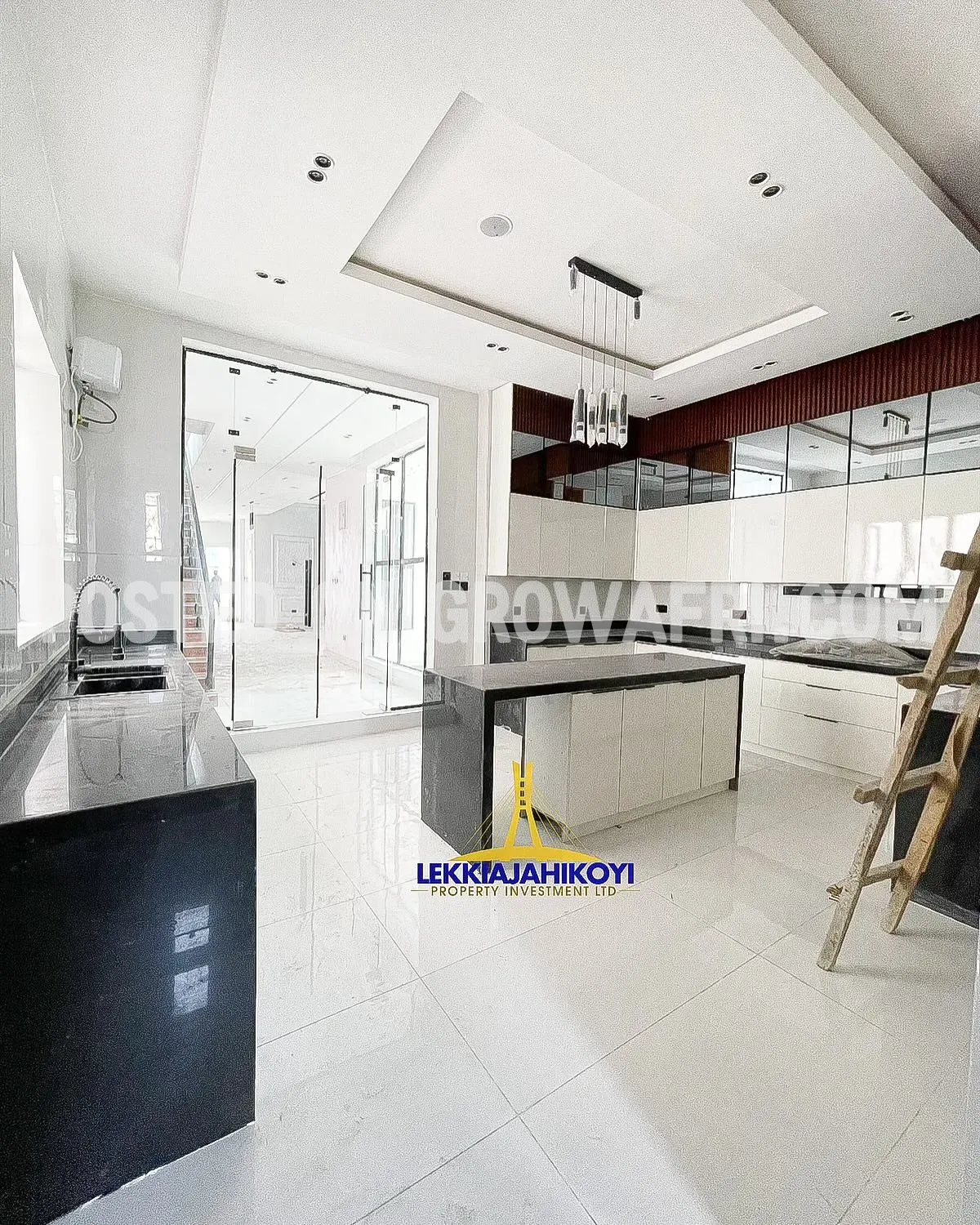 Modern 5 bedroom fully detached house with en-suite bedrooms