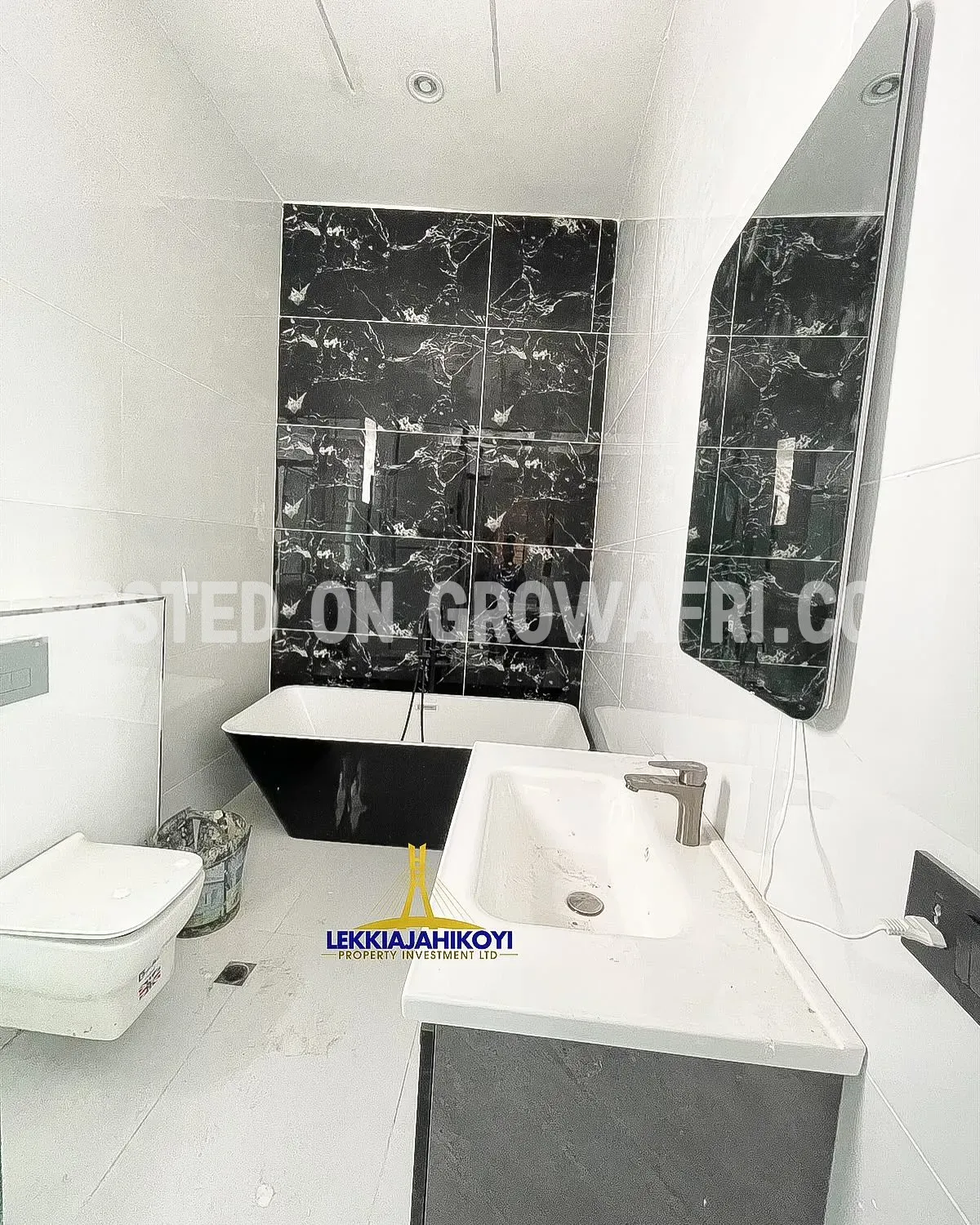 Modern 5 bedroom fully detached house with en-suite bedrooms