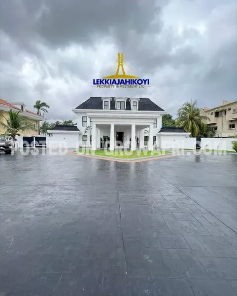 Waterfront Super luxurious and fully furnished and automated 6 bedroom mansion with large en-suite bedrooms.