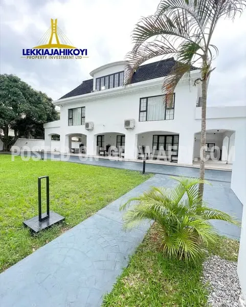 Waterfront Super luxurious and fully furnished and automated 6 bedroom mansion with large en-suite bedrooms.