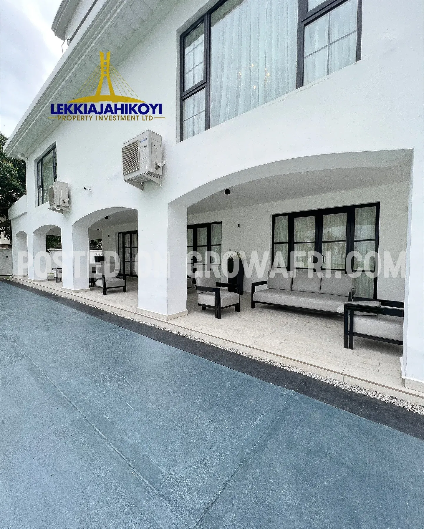 Waterfront Super luxurious and fully furnished and automated 6 bedroom mansion with large en-suite bedrooms.