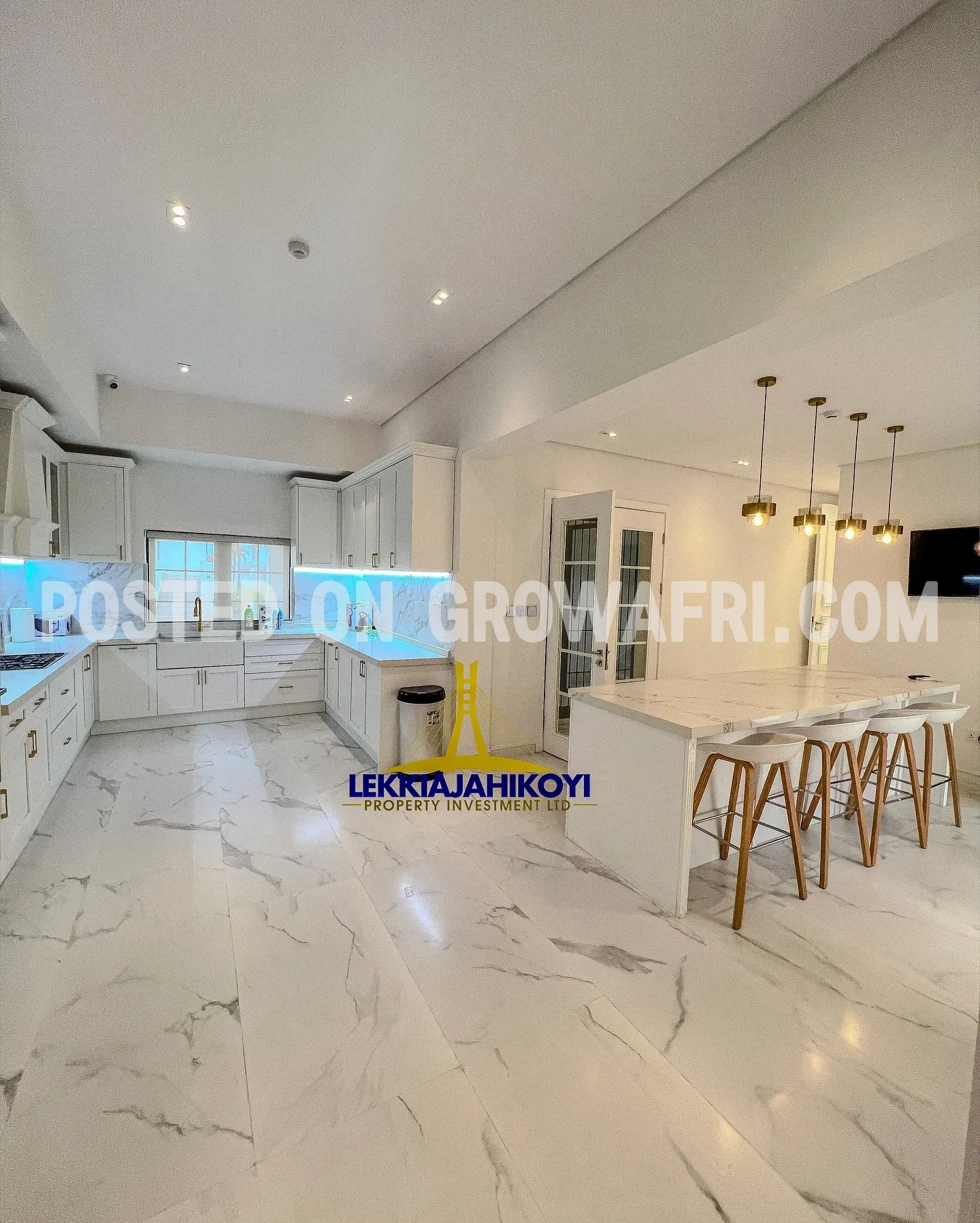 Waterfront Super luxurious and fully furnished and automated 6 bedroom mansion with large en-suite bedrooms.