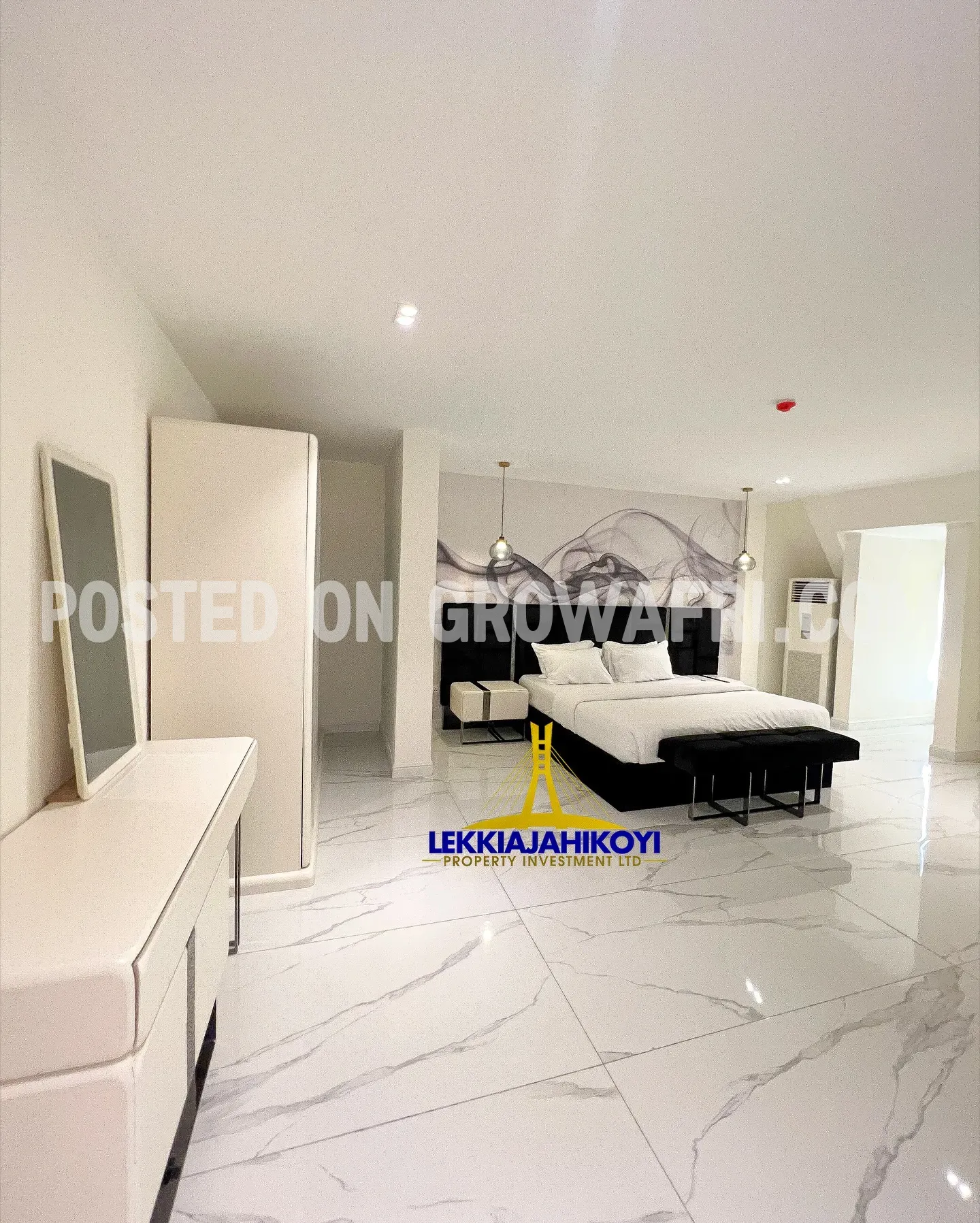 Waterfront Super luxurious and fully furnished and automated 6 bedroom mansion with large en-suite bedrooms.