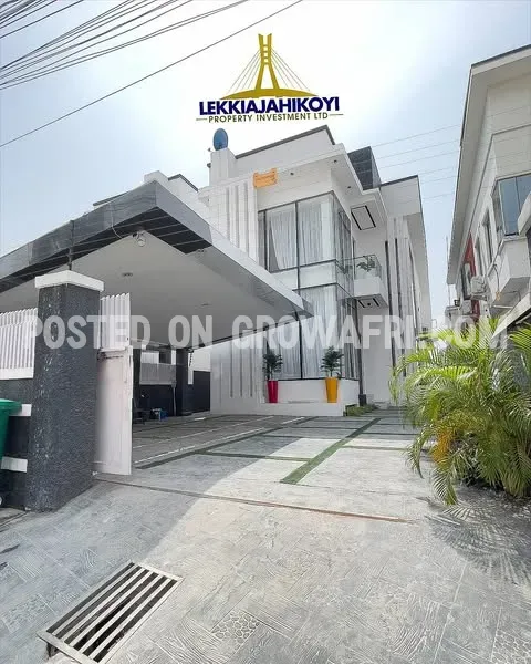 Modern 5 bedroom fully detached house with en-suite bedrooms.