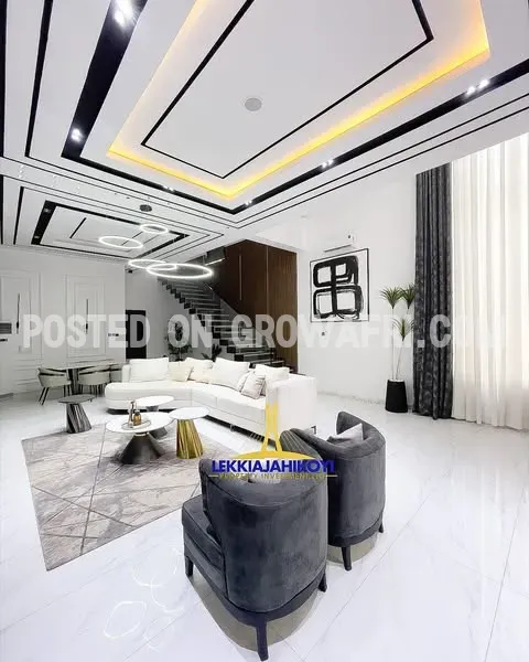 Modern 5 bedroom fully detached house with en-suite bedrooms.