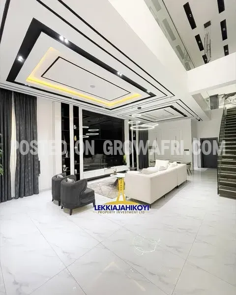Modern 5 bedroom fully detached house with en-suite bedrooms.