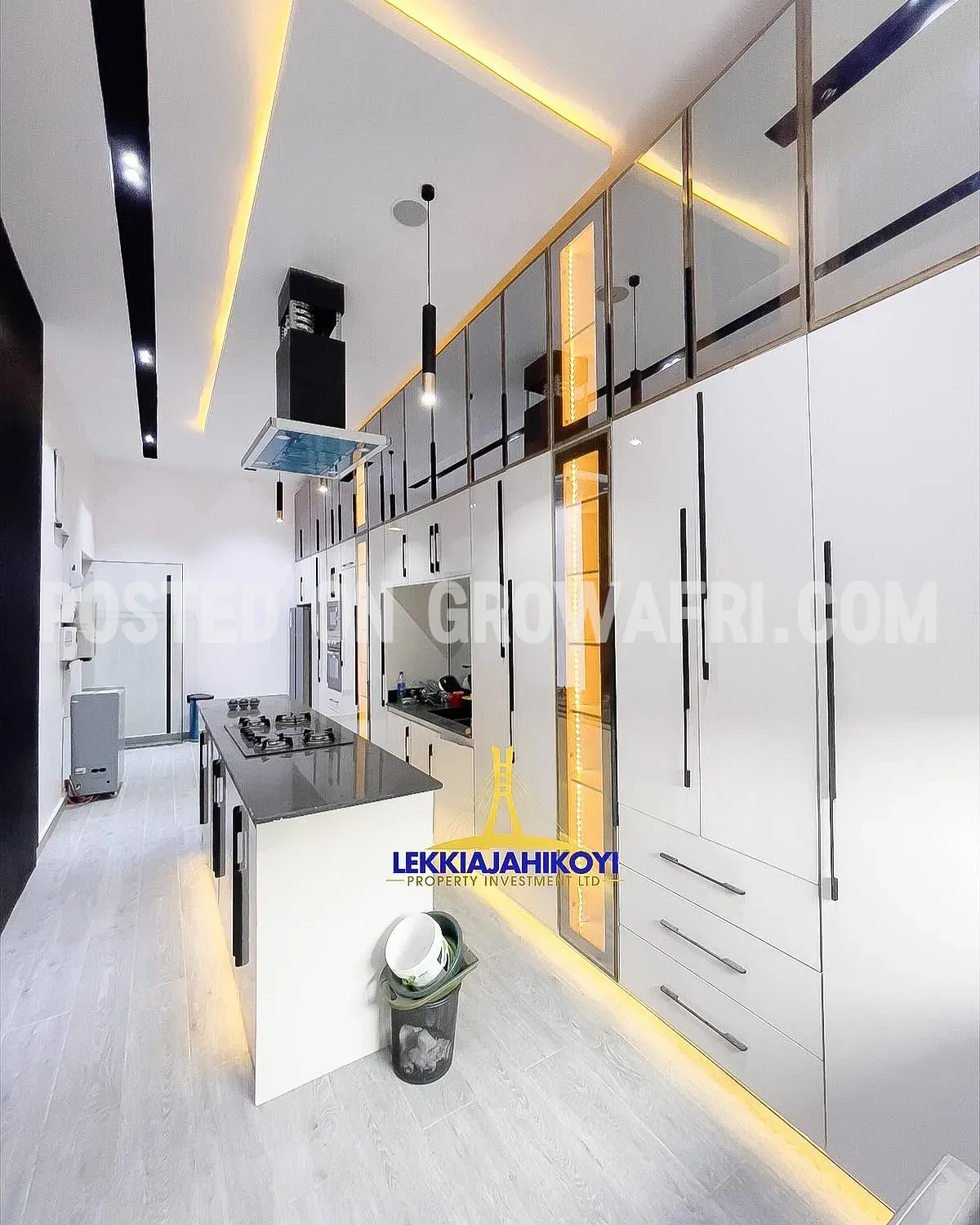 Modern 5 bedroom fully detached house with en-suite bedrooms.