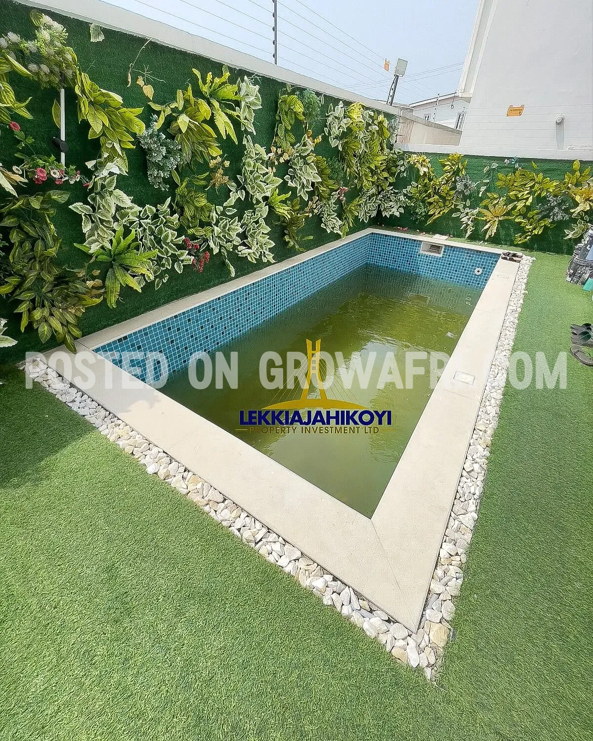 Modern 5 bedroom fully detached house with en-suite bedrooms.