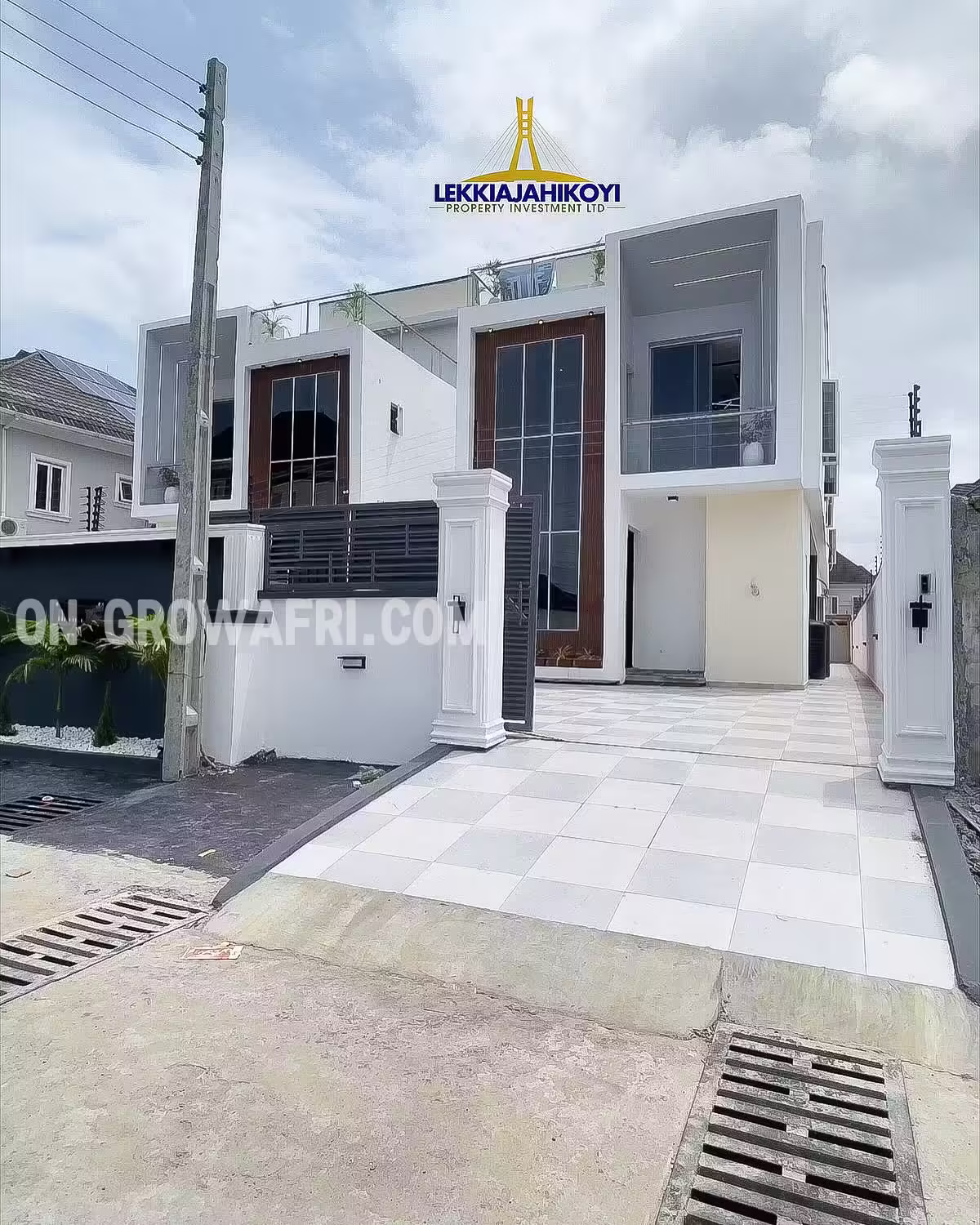 Modern fully detached 5 bedroom house in chevron with en-suite bedrooms.