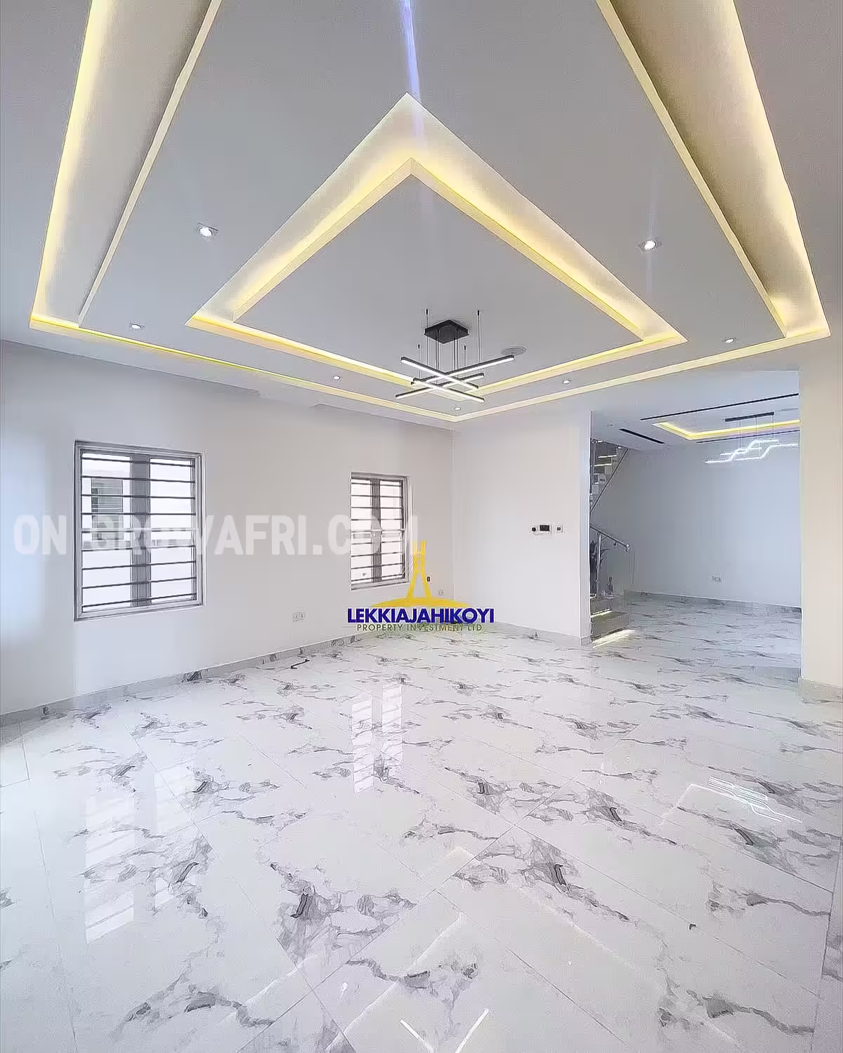 Modern fully detached 5 bedroom house in chevron with en-suite bedrooms.