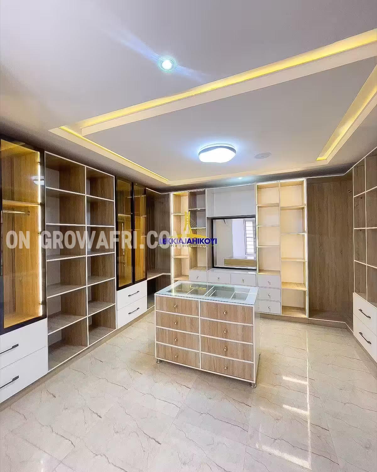 Modern fully detached 5 bedroom house in chevron with en-suite bedrooms.