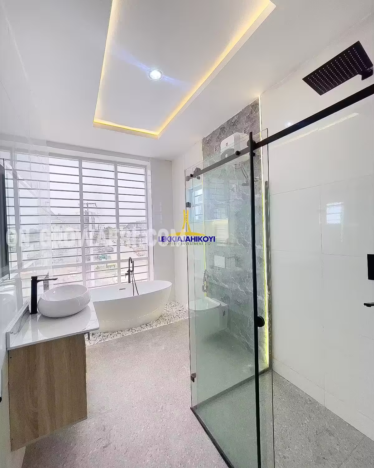 Modern fully detached 5 bedroom house in chevron with en-suite bedrooms.