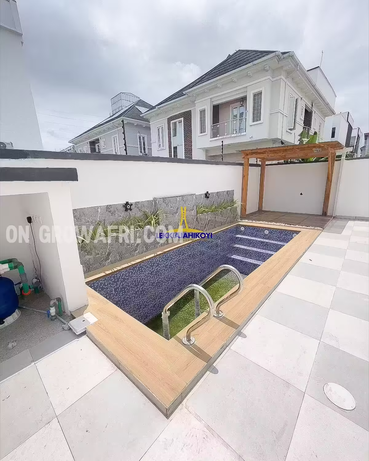 Modern fully detached 5 bedroom house in chevron with en-suite bedrooms.