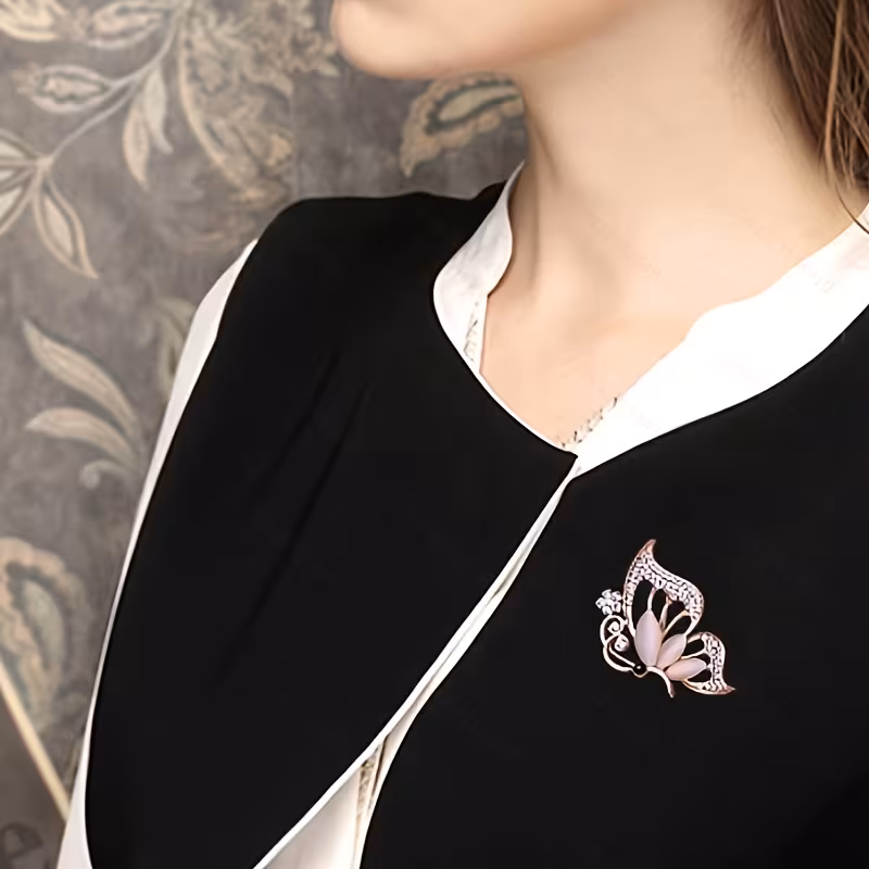 1 elegant Golden butterfly brooch set with sparkling synthetic.